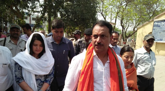 राजीव प्रताप रूडी ने किया नामांकन, कहा- NDA की जीत पक्की नामांकन के लिए निकले राजीव प्रताप रूडी के साथ पत्नी नीलम सिंह एवं दोनों बेटियां ।