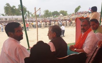 नेहरू-कांग्रेस की गलतियों का नतीजा है कश्मीर समस्याः सुशील मोदी कुटुम्बा, औरंगाबाद लोकसभा में लोजपा के राष्ट्रीय अध्यक्ष श्री रामविलास पासवान जी के साथ सभा में उपमुख्यमंत्री सुशील कुमार मोदी