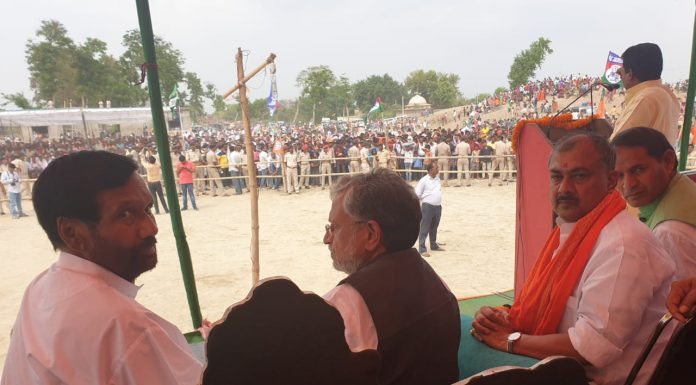 नेहरू-कांग्रेस की गलतियों का नतीजा है कश्मीर समस्याः सुशील मोदी कुटुम्बा, औरंगाबाद लोकसभा में लोजपा के राष्ट्रीय अध्यक्ष श्री रामविलास पासवान जी के साथ सभा में उपमुख्यमंत्री सुशील कुमार मोदी