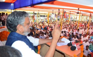 निश्चित हार से डरे लोग फिर उठाने लगे EVM पर सवाल हाजीपुर में चुनावी सभा को संबोधित करते सुशील मोदी