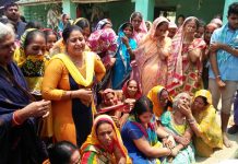 बेगूसराय में युवक की हत्या गोली मार कर कर दी गयी हत्या की सूचना पर विलाप करते परिजन