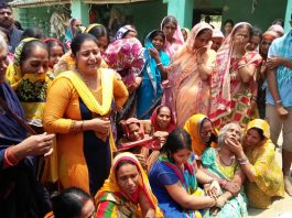 बेगूसराय में युवक की हत्या गोली मार कर कर दी गयी हत्या की सूचना पर विलाप करते परिजन