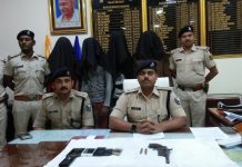 बेगूसराय में लूट व रंगदारी मांगने वाले 4 चढ़े पुलिस के हत्थे गिरफ्तार अपराधियों व बरामद हथियार के बारे में मीडिया को जानकारी देते बेगूसराय के एसपी अवकाश कुमार