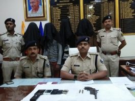 बेगूसराय में लूट व रंगदारी मांगने वाले 4 चढ़े पुलिस के हत्थे गिरफ्तार अपराधियों व बरामद हथियार के बारे में मीडिया को जानकारी देते बेगूसराय के एसपी अवकाश कुमार