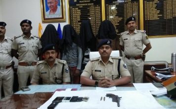 बेगूसराय में लूट व रंगदारी मांगने वाले 4 चढ़े पुलिस के हत्थे गिरफ्तार अपराधियों व बरामद हथियार के बारे में मीडिया को जानकारी देते बेगूसराय के एसपी अवकाश कुमार
