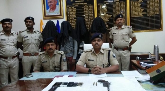 बेगूसराय में लूट व रंगदारी मांगने वाले 4 चढ़े पुलिस के हत्थे गिरफ्तार अपराधियों व बरामद हथियार के बारे में मीडिया को जानकारी देते बेगूसराय के एसपी अवकाश कुमार