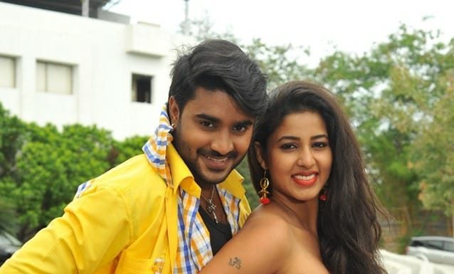 चिंटू के प्यार में पागल हुई साउथ फिल्मों की हीरोइन पावनी अभिनेता चिंटू व अभिनेत्री पावनी