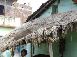 मलिकाइन लिखले बाड़ी- हंसुआ के बियाह में खुरपी के गीत गांव का एक दृश्यः तसवीर बाबूलाल जी