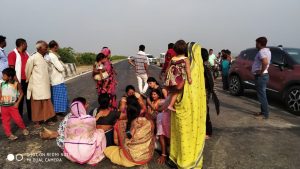 खुशरूपुर में गार्ड की हत्या के बाद सड़क जाम करते लोग