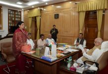 उच्च शिक्षा के मामलों का त्वरित निष्पादन का गवर्नर का निर्देश विश्वविद्यालयों की समीक्षा करते राज्यपाल