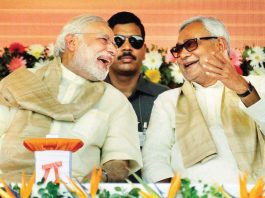 कभी नीतीश ने कहा था- जहर खा लूंगा, भाजपा संग नहीं जाऊंगा बीजेपी नीतीश कुमार को बिदकाने का कोई मौका नहीं छोड़ रही। लगता है कि बीजेपी नीतीश कुमार को खुद किनारे होने पर मजबूर कर देगी। (फाइल फोटो)