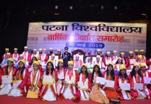 विश्व-पटल पर नये भारत का पुनरूत्थान हो रहा हैः राज्यपाल पटना यूनिवर्सिटी के दीक्षांत समारोह में उपस्थित छात्र