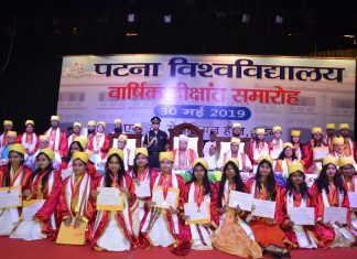 विश्व-पटल पर नये भारत का पुनरूत्थान हो रहा हैः राज्यपाल पटना यूनिवर्सिटी के दीक्षांत समारोह में उपस्थित छात्र