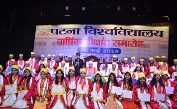 विश्व-पटल पर नये भारत का पुनरूत्थान हो रहा हैः राज्यपाल पटना यूनिवर्सिटी के दीक्षांत समारोह में उपस्थित छात्र