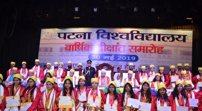 विश्व-पटल पर नये भारत का पुनरूत्थान हो रहा हैः राज्यपाल पटना यूनिवर्सिटी के दीक्षांत समारोह में उपस्थित छात्र