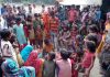 दो बेटों को काट कर खुद फांसी पर झूल गया एक बाप शिवहर में हुई दुखद घटना के बाद जुटे ग्रामीण