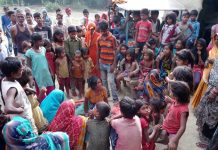 दो बेटों को काट कर खुद फांसी पर झूल गया एक बाप शिवहर में हुई दुखद घटना के बाद जुटे ग्रामीण