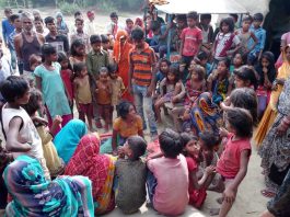 दो बेटों को काट कर खुद फांसी पर झूल गया एक बाप शिवहर में हुई दुखद घटना के बाद जुटे ग्रामीण