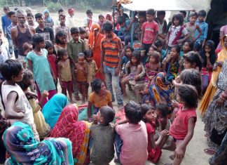 दो बेटों को काट कर खुद फांसी पर झूल गया एक बाप शिवहर में हुई दुखद घटना के बाद जुटे ग्रामीण