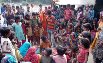 दो बेटों को काट कर खुद फांसी पर झूल गया एक बाप शिवहर में हुई दुखद घटना के बाद जुटे ग्रामीण