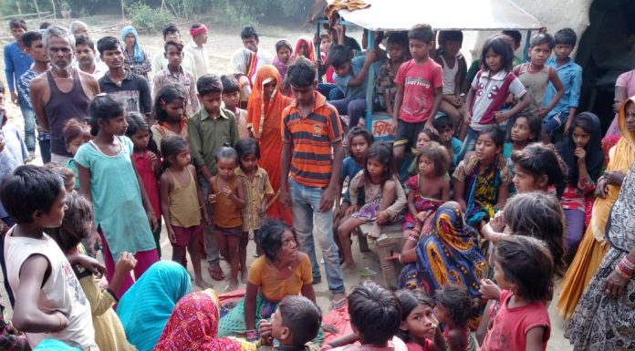 दो बेटों को काट कर खुद फांसी पर झूल गया एक बाप शिवहर में हुई दुखद घटना के बाद जुटे ग्रामीण