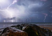 बिहार में वज्रपात से बुधवार को 10 लोगों की मौत हो गयी आंधी से तबाही का मंजर