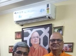 एक स्वामी जो मेरा कभी संपादक हुआ करता था यानी माधवकांत मिश्र भगवा वस्त्रधारी माधवकांत मिश्र के साथ नागेंद्र प्रताप