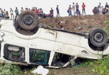 सड़क दुर्घटना में डीएसपी समेत 4 पुलिसकर्मी जख्मी अनियंत्रित होकर पलट गयी पुलिस की गाड़ी