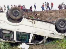 सड़क दुर्घटना में डीएसपी समेत 4 पुलिसकर्मी जख्मी अनियंत्रित होकर पलट गयी पुलिस की गाड़ी