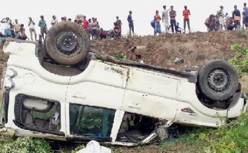 सड़क दुर्घटना में डीएसपी समेत 4 पुलिसकर्मी जख्मी अनियंत्रित होकर पलट गयी पुलिस की गाड़ी