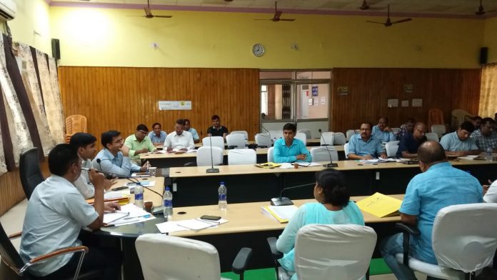 समीक्षा बैठक करते नालंदा के जिलाधिकारी योगेंद्र सिंह