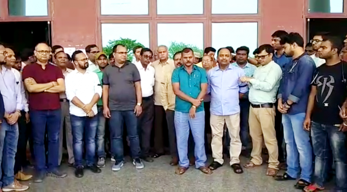 सुरक्षा की मांग को ले नालंदा जिले के डाक्टर उतरे सड़क पर सुपक्षा की मांग को ले नालंदा में डाक्टरों ने निकाला प्रतिरोध जपलूस