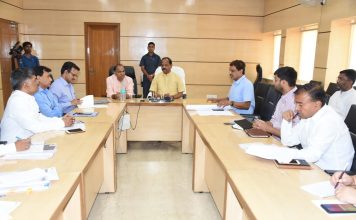 झारखंड के मुख्यमंत्री फ्लाईओवर के कार्यों में तेजी लाने का निर्देश दिया झारखंड के मुख्यमंत्री श्री रघुवर दास ने नगर विकास मंत्री श्री सीपी सिंह और इससे जुड़े अधिकारियों एवं संवेदक के साथ झारखंड मंत्रालय में कांटा टोली और रातू रोड फ्लाईओवर परियोजना की समीक्षा बैठक की।