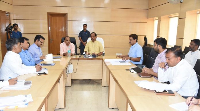 झारखंड के मुख्यमंत्री फ्लाईओवर के कार्यों में तेजी लाने का निर्देश दिया झारखंड के मुख्यमंत्री श्री रघुवर दास ने नगर विकास मंत्री श्री सीपी सिंह और इससे जुड़े अधिकारियों एवं संवेदक के साथ झारखंड मंत्रालय में कांटा टोली और रातू रोड फ्लाईओवर परियोजना की समीक्षा बैठक की।