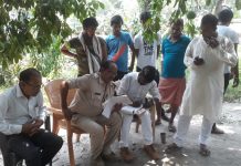 जरूरत के लिए जमीन बेची, पैसे नहीं मिले तो दे दी जान आत्महत्या के कारणों की तफ्तीश करती पुलिस