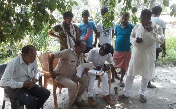 जरूरत के लिए जमीन बेची, पैसे नहीं मिले तो दे दी जान आत्महत्या के कारणों की तफ्तीश करती पुलिस