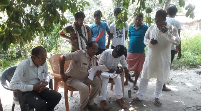 जरूरत के लिए जमीन बेची, पैसे नहीं मिले तो दे दी जान आत्महत्या के कारणों की तफ्तीश करती पुलिस