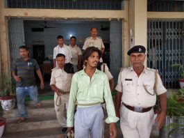 भाई ने भाई की चाकू घोंप कर दी हत्या, पुलिस ने किया अरेस्ट पुलिस की गिरफ्त में बड़े भाई की हत्या का आरोपी छोटा भाई