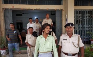 भाई ने भाई की चाकू घोंप कर दी हत्या, पुलिस ने किया अरेस्ट पुलिस की गिरफ्त में बड़े भाई की हत्या का आरोपी छोटा भाई