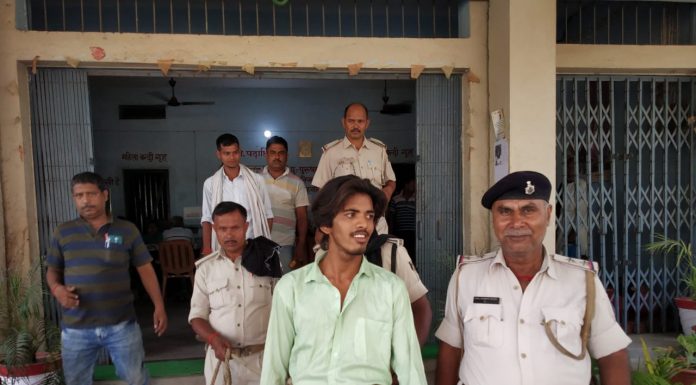 भाई ने भाई की चाकू घोंप कर दी हत्या, पुलिस ने किया अरेस्ट पुलिस की गिरफ्त में बड़े भाई की हत्या का आरोपी छोटा भाई