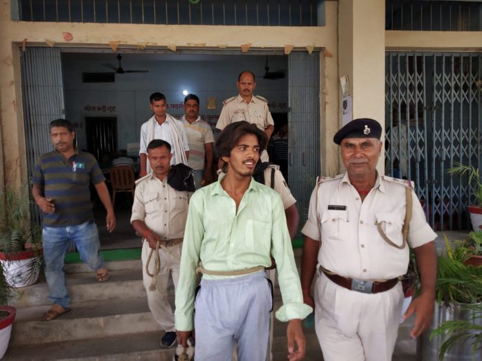 पुलिस की गिरफ्त में बड़े भाई की हत्या का आरोपी छोटा भाई