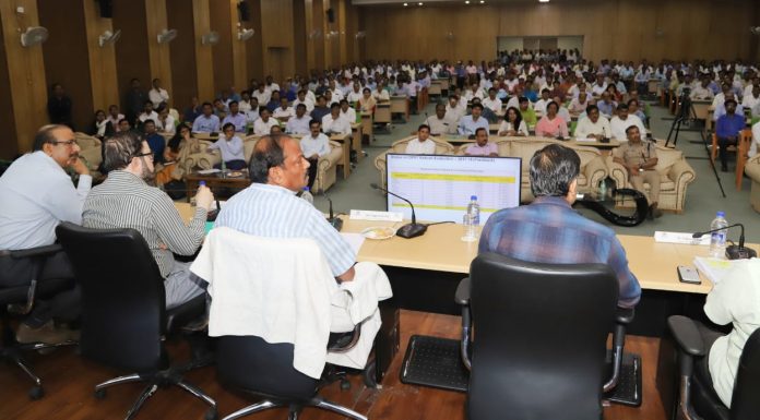 ईज ऑफ डूइंग बिजनेस में झारखंड को नंबर-1 बनाना लक्ष्यः सीएम झारखंड मंत्रालय में मुख्यमंत्री रघुवर दास ने ईज ऑफ डूइंग बिजनेस रैंकिंग, फीडबैक बेस्ड बिजनेस रिफॉर्म एक्शन प्लान से संबंधित उच्चस्तरीय समीक्षा बैठक की