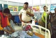 दफन होने के पहले जिंदा हुआ नवजात, चल रहा है इलाज अस्पताल में इलाजरत नवजात, जिसे मरा समझ परिजन दफना रहे थे