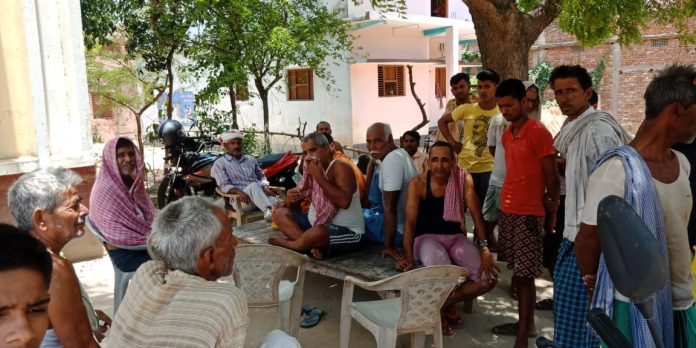 शहीद अमरजीत के पैत्रिक आवास पर जुटी गांव वालों की भीड़