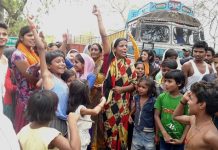 नालंदा के इसलामपुर में पानी के लिए ग्रामीण उतरे सड़क पर, घंटों जाम पानी के लिए सड़क जाम करते लोग