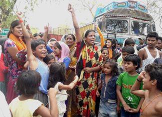 नालंदा के इसलामपुर में पानी के लिए ग्रामीण उतरे सड़क पर, घंटों जाम पानी के लिए सड़क जाम करते लोग