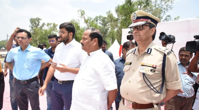 योग को नरेंद्र मोदी ने पूरे विश्व में स्थापित कियाः रघुवर झारखंड के मुख्यमंत्री रघुवर दास ने 5वें अंतर्राष्ट्रीय योग दिवस के मुख्य कार्यक्रम स्थल रांची के प्रभात तारा मैदान का भ्रमण कर तैयारियों का जायजा लेने के बाद प्रेस को संबोधित किया