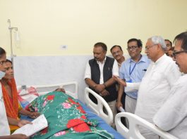 मुख्यमंत्री नीतीश गया के अस्पताल में मिले लू से पीड़ितों से ए.एन.एम.एम.सी.एच. में हीट स्ट्रोक से पीड़ित मरीजों से मुख्यमंत्री ने की मुलाकात, अधिकारियों के साथ समीक्षा बैठक कर दिये आवश्यक दिशा निर्देश