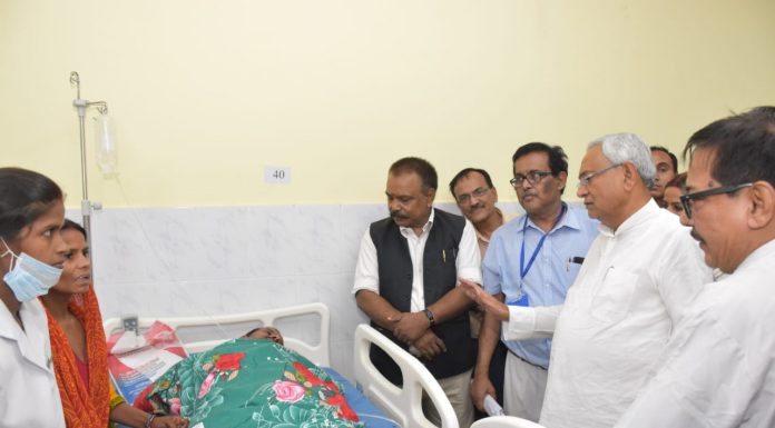 मुख्यमंत्री नीतीश गया के अस्पताल में मिले लू से पीड़ितों से ए.एन.एम.एम.सी.एच. में हीट स्ट्रोक से पीड़ित मरीजों से मुख्यमंत्री ने की मुलाकात, अधिकारियों के साथ समीक्षा बैठक कर दिये आवश्यक दिशा निर्देश