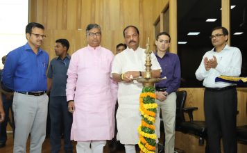 झारखंड में और 14 लाख महिलाओं को मिलेगी धुएं से मुक्ति कार्यक्रम का उद्घाटन करते झारखंड के मुख्यमंत्री रघुवर दास